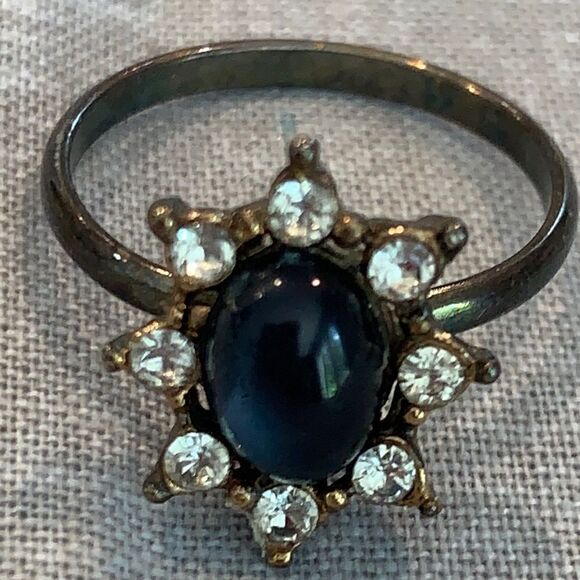 Jewelry - Oval crystal bead ring.